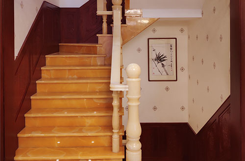 新余中式别墅室内汉白玉石楼梯的定制安装装饰效果